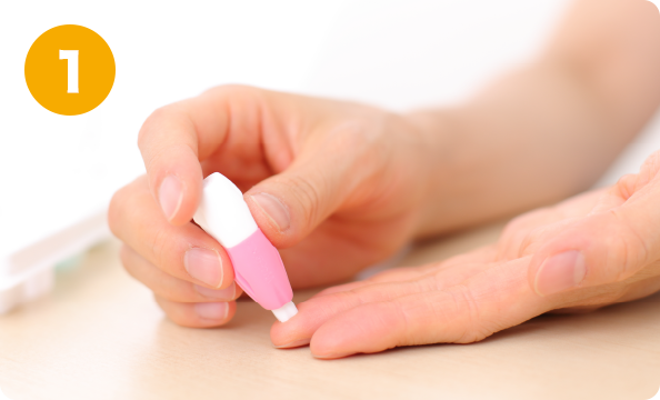 指先に自動針を刺し、血液を出します。