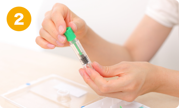 数滴の血液を採取し、ボトルに入れます。