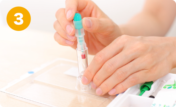 血液をろ過して、蓋を密閉します。あとは、検査後のゴミも一緒に封筒に入れて送るだけです。がん用、生活習慣病用で、２度の検査を行います。
