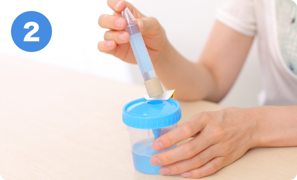 真空採尿菅を刺して尿を吸い上げます。